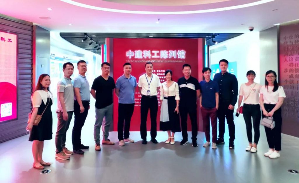 廣東工業(yè)設(shè)計城領(lǐng)導、深圳中國鋼結(jié)構(gòu)博物館館長、巖星領(lǐng)導合照